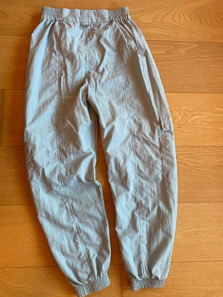 Raz oblečené bledomodré tenké nohavice, bershka,36