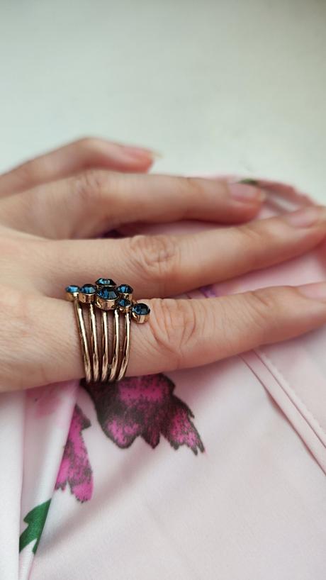 Prsteň s modrými kameňmi,