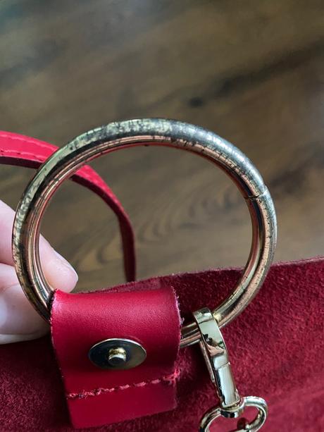 Červená kožená kabelka, 