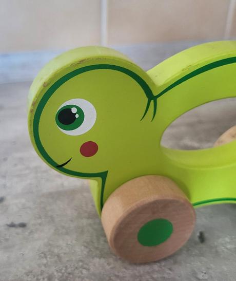 Drevená korytnačka na kolieskach, 