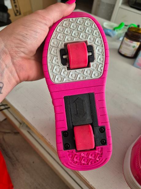 Kolieskové botasky, 33