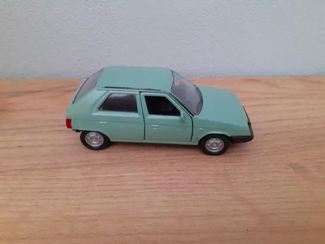 Model auta škoda favorit,