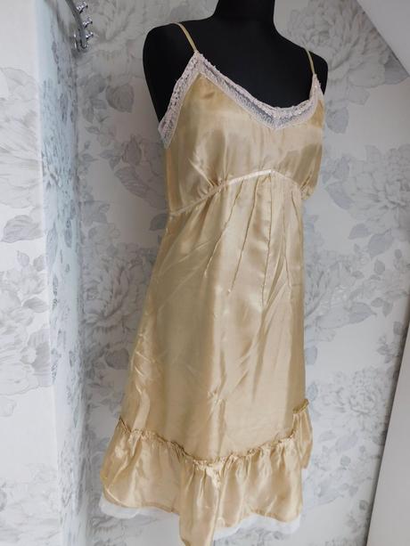 Velmi pekne lahučke šaty, 38