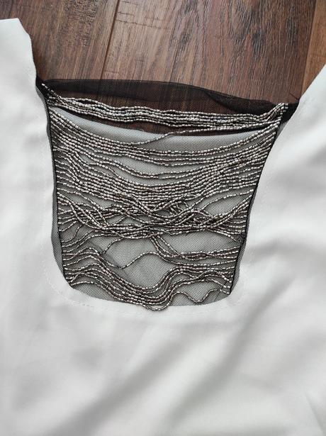 Puzdrové saty vzadu s korálkami, s