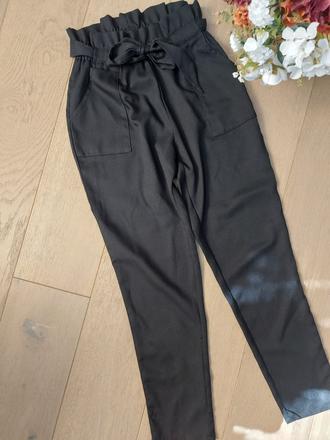 Elegantné čierne nohavice s vyšším pásom- top stav, xs