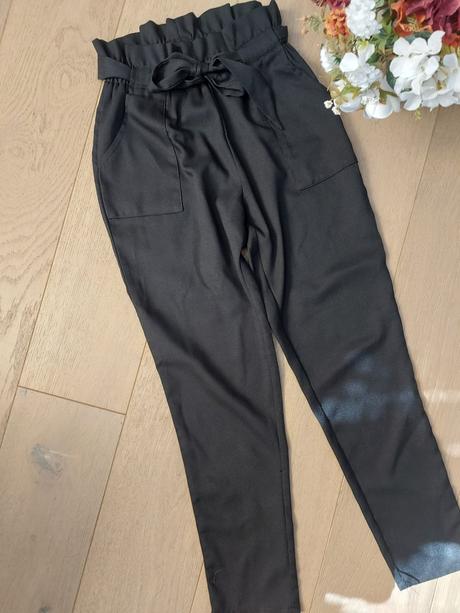 Elegantné čierne nohavice s vyšším pásom- top stav, xs