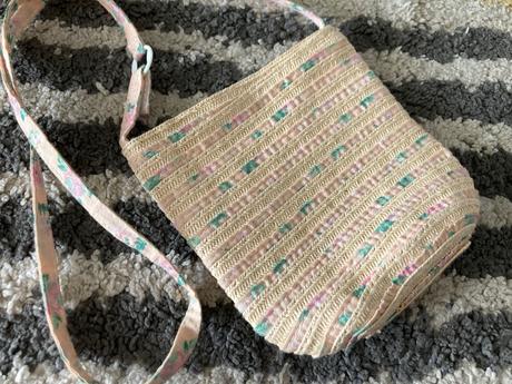 Malá slamená kabelka, 