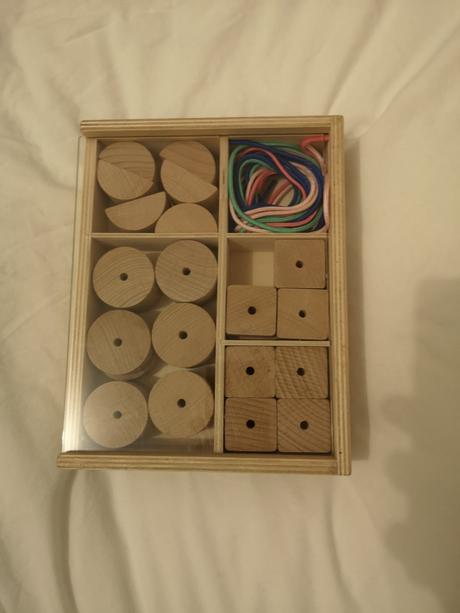 Drevené kocky+šnúrky (navliekanie), 