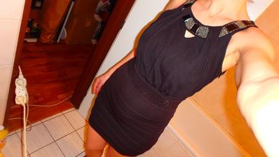 Čierne minišaty s kamienkami, s