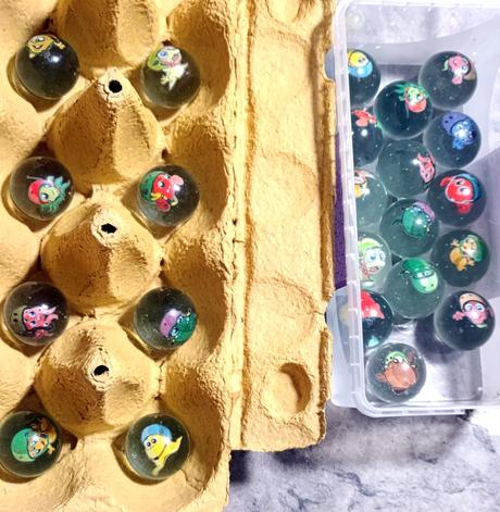 33 sklenených guličiek s obrázkom, 