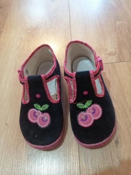 Papuče s čerešničkami, 25