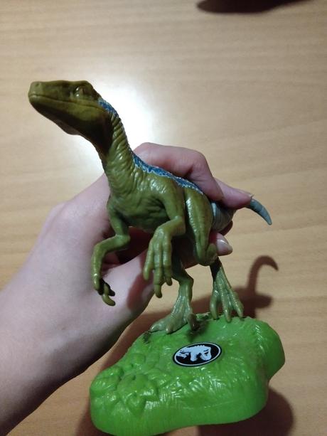 Jurassic world kinder maxi blue raptor figúrka, 