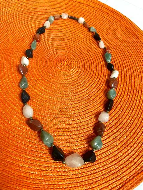 Náhrdelník z prírodných polodrahokamov, 