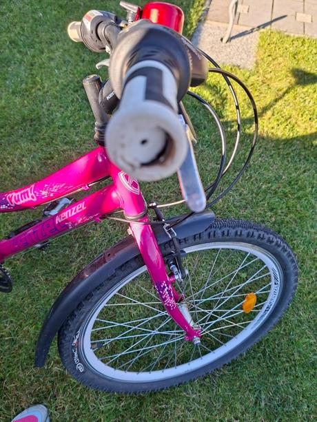 Dievčenský bicykel a prilba, kenzel,24