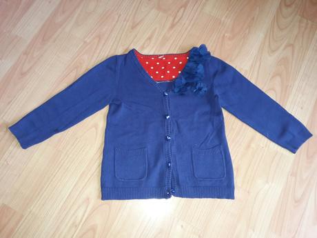 Tmavomodry svetrik, 104