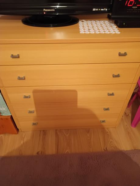 Predám rohovu skrinu a komodu, 