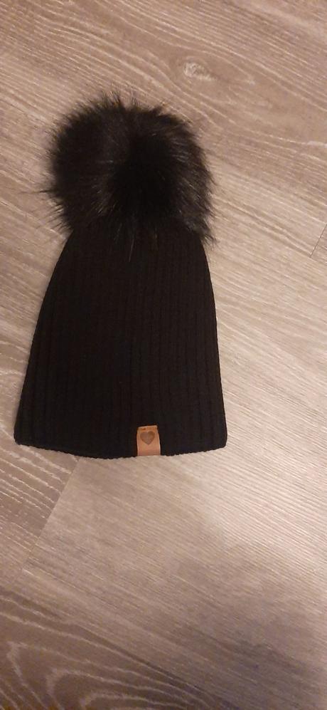 Čierna čiapka s brmbolcom, l