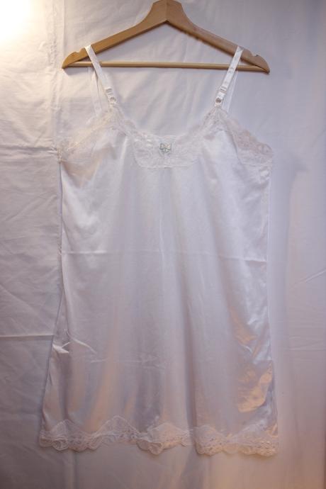 Vintage biela nočná košeľa čipka, motýlik, m