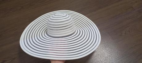 Biely plážový klobúk, 