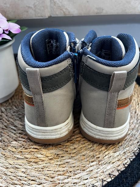 Kotnikove topánky, 23