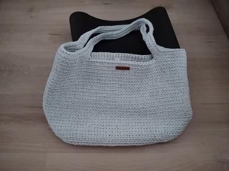 Kabelka bledosivá, nádherná ručná práca, 