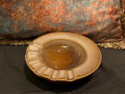 Hnedy porcelan. ozdobny popolnik,