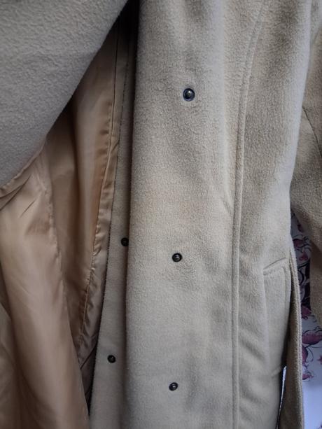 Béžový kabát, gate,36