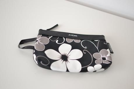 Kozmetická taštička s kvetmi, 