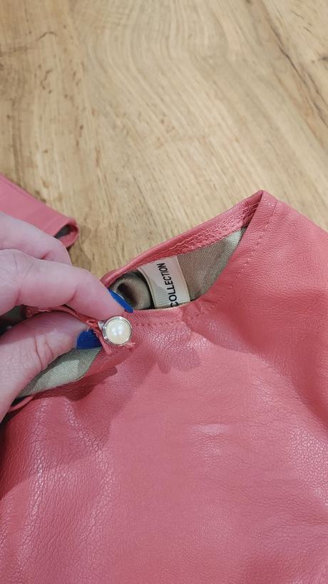 Koženkové šaty, 36