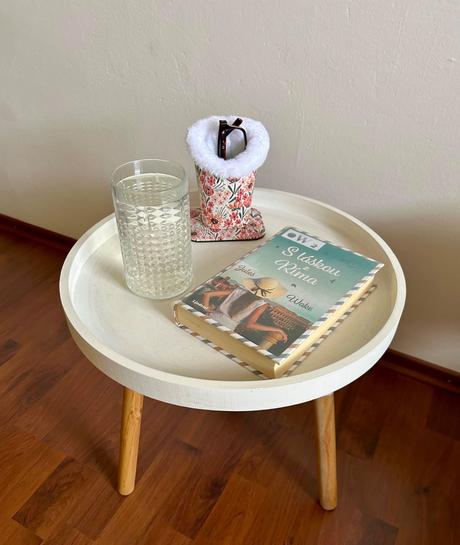 Drevený okrúhly príručný stolík, 