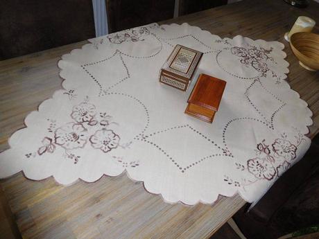Obrus ručne vyšívaný, 