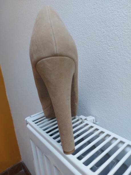 Bežove lodičky s otvorenou špicou, 38