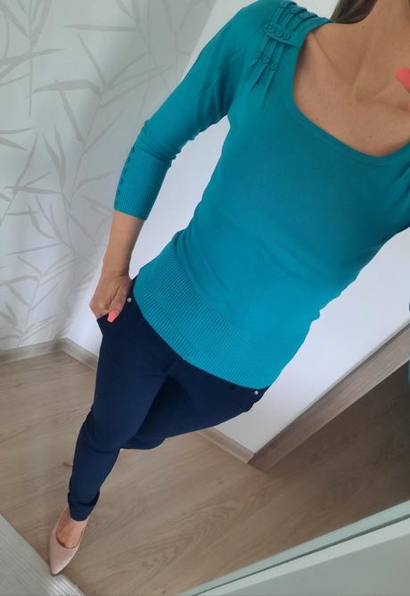 Sveter s ozdobnými gombíkmi, s