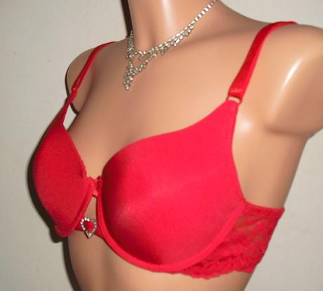 So srdieckom sexy cervena podprsenka, 75b