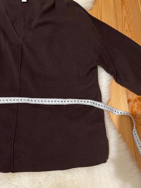 Hnedy svetrik s veckovym vystrihom, h&m,m