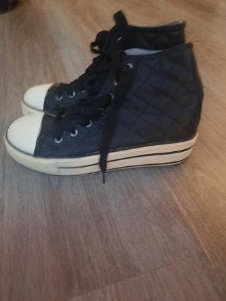 Vyvýšené tenisky, 36