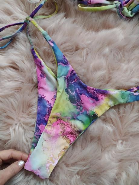 Farebné dvojdielne plavky, l