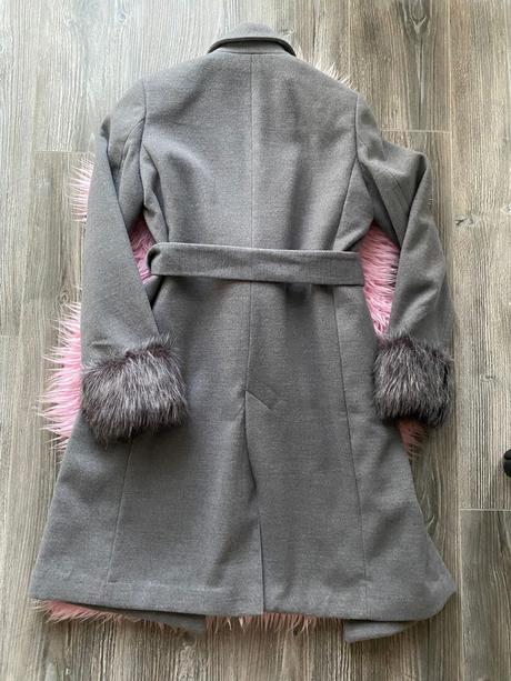 Šedý kabát, calliope,s