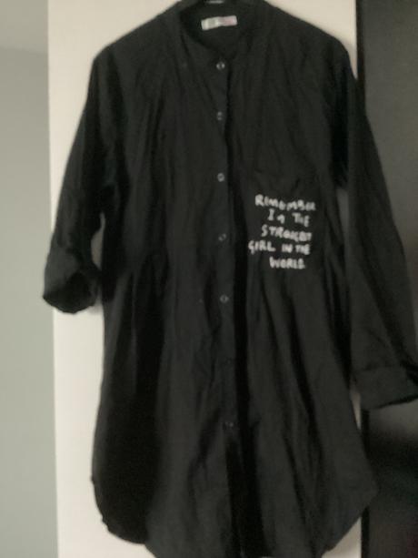 Dlha košeľa s nápisom ,šitá  do oblúka, m