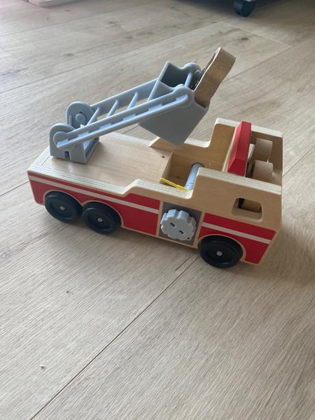 Drevene poziarnicke auto melissa & doug, 