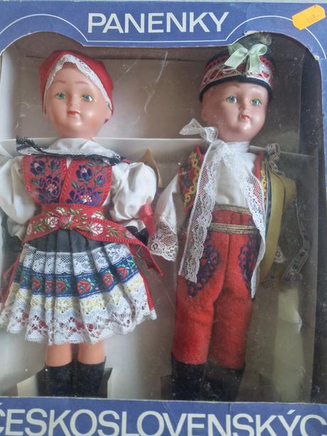 Panenky v československych lidovych krojich,