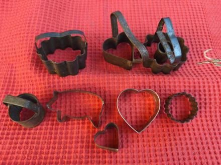 Staré kovové vykrajovačky,