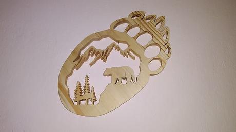 Vyrezávaná drevená dekorácia medvedia stopa, 