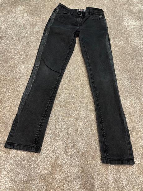 Cierne rifle so spodným zipsom, 140