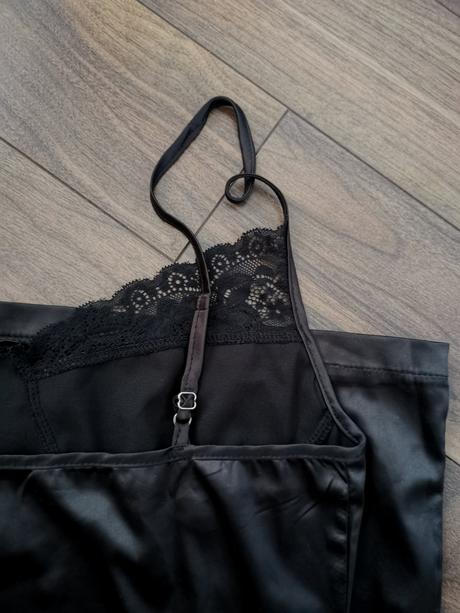 Saténové šaty s čipkou, s