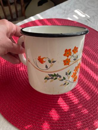 Smaltovaný starý hrnček, 