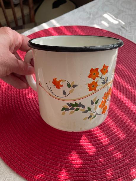 Smaltovaný starý hrnček, 