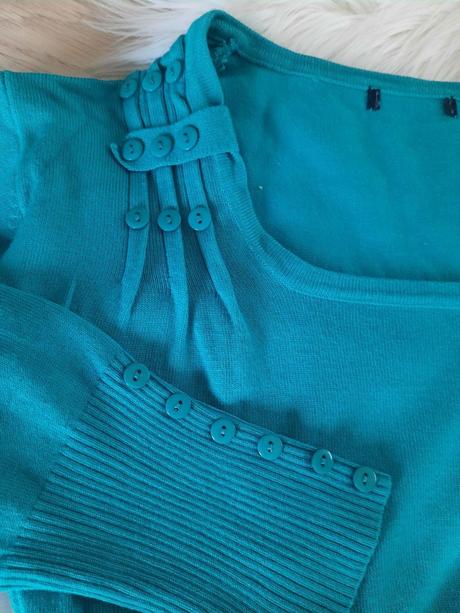 Sveter s ozdobnými gombíkmi, s