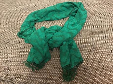 Šál zelený s vlnovkami,