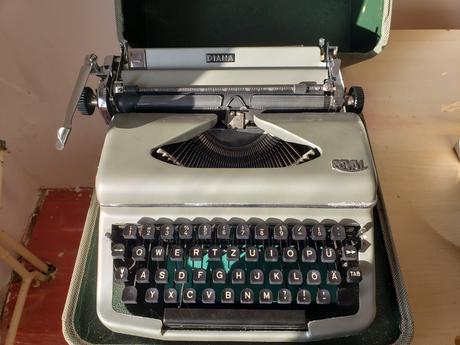 Kufrikovy pisaci stroj royal diana, 
